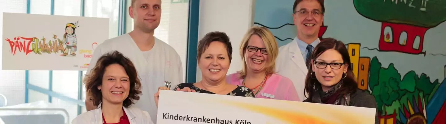 en.6 Menschen die eine Spende an ein Kinderkrankenhaus übergeben