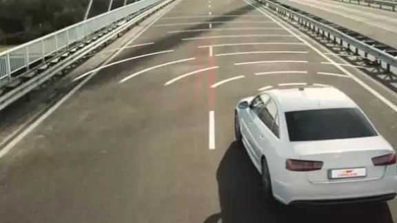 Auto auf Straße mit Darstellung der Fahrerassistenten