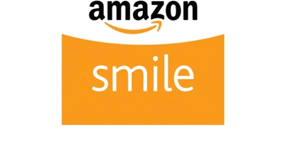 en."Amazon" Schriftzug mit orangenem Kasten unterhalb, in dem in weiß "smile" steht