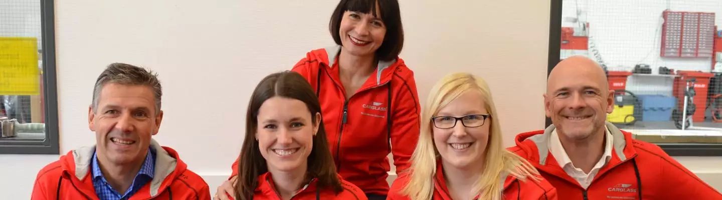 en.2 Männer und 3 Frauen von Carglass, die das GIVING BACK-Team repräsentieren
